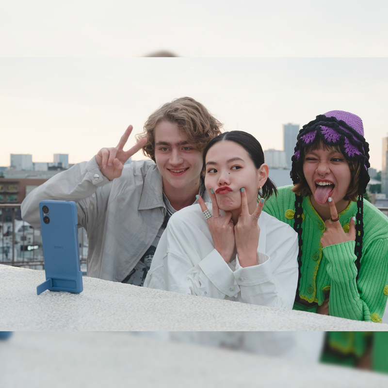 sonyxperia's tweet photo. A cover (XQZ-CBDE)* and two-way kickstand for content lovers! Wherever adventure takes you, #Xperia5V Style Cover with Stand helps you capture both horizontal and vertical portraits.
*Sold separately
#SonyXperia #Xperia5V #NextGenSensor #NewPhoneNewMe #3in2