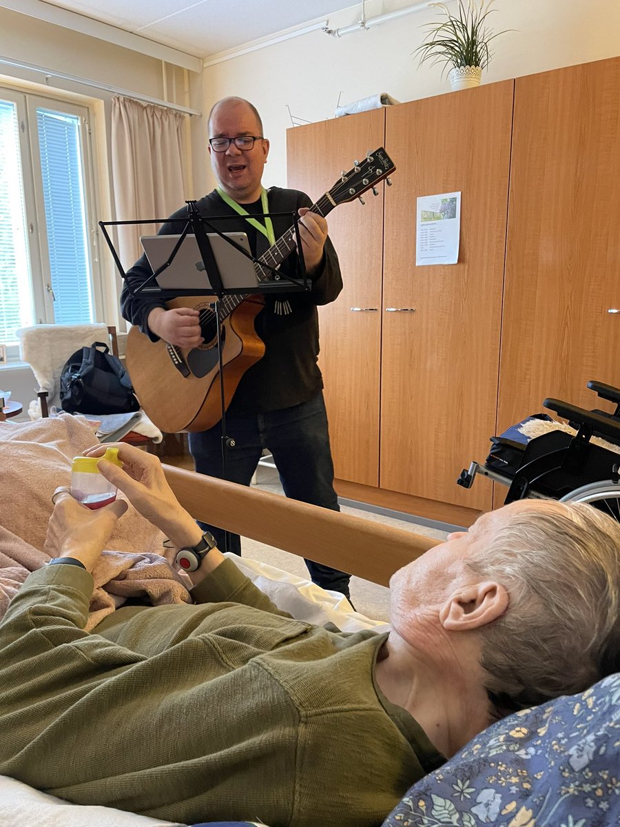 Kartanomuusikko Antti laulamassa asukkaalle hänen toivekappaleita ☺️ #HyväElämä #Kotitalo2 #YksilöllisestiJaYhdessä #Kartanomuusikko