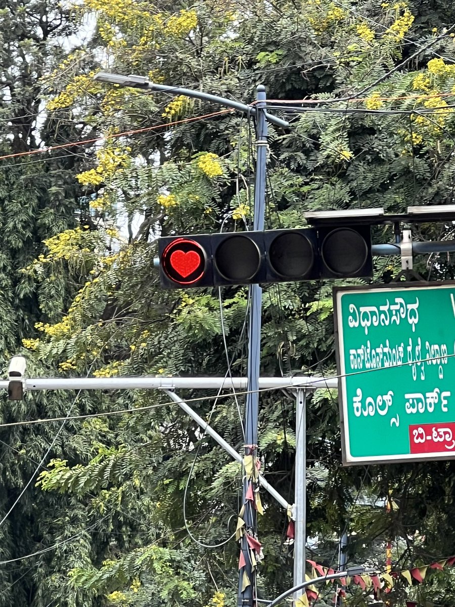 venkateshk's tweet photo. @blrcitytraffic spreading love to people who follow traffic rules. Loved the initiative and was delighted to see this at the Millers Road and Cunningham Road intersection. 

Follow traffic rules, care for your loved ones. 

#bangaloretraffic #blr #love #citytraffic https://t.co/5vCk8JicYa