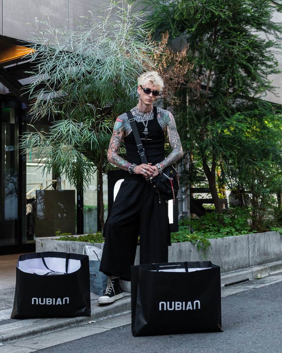 nubian_tokyo's tweet photo. 【Machine Gun Kelly】
LAを拠点に活躍する、パンクロックアーティスト"マシン・ガン・ケリー"が原宿店に来店。

Thank you for visiting NUBIAN HARAJUKU. https://t.co/059l04rD94