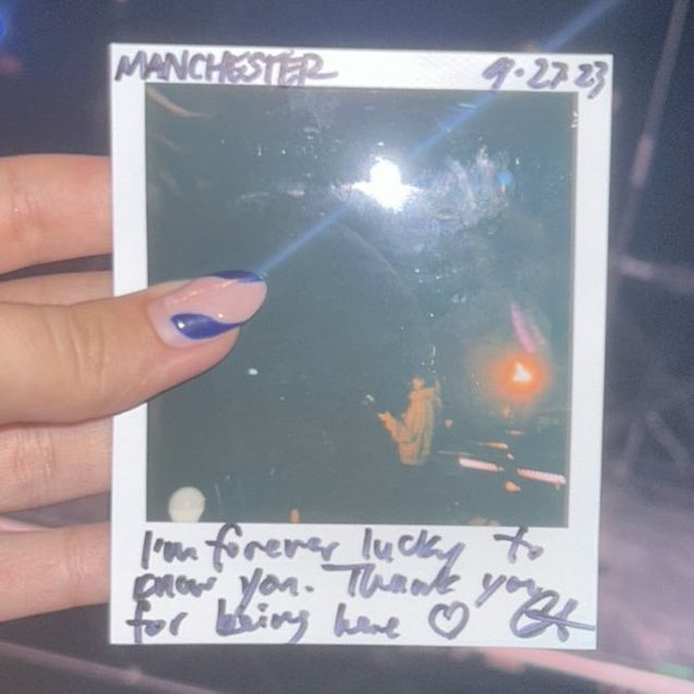 gracieabramsita's tweet photo. Gracie ha dato una polaroid che ha scattato durante il soundcheck ad un* fan ❤️🩹 #GRManchester https://t.co/nXhF0Mnetu