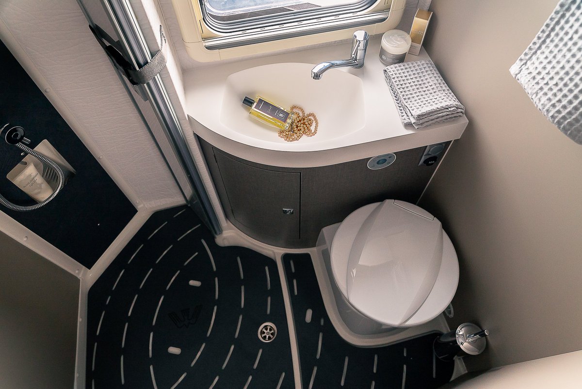 Wingamm1's tweet image. All set up for the first show day in Freiburg.
Our Schwarzwaldmobil Team would be delighted to welcome you!

On display:
📷OASI 690 TWINS
📷OASI 610 M
📷ROOKIE 3.5

#wingamm #italiandesign #travel #vanlife #glamping #outdoor #lifestyle