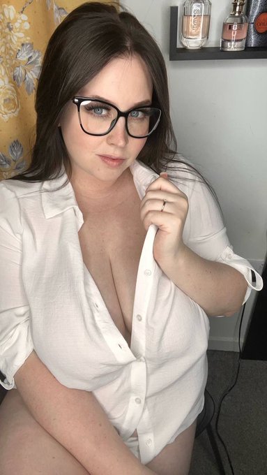 If I were your boss would you bend me over my desk? https://t.co/xvhLRCZKZg