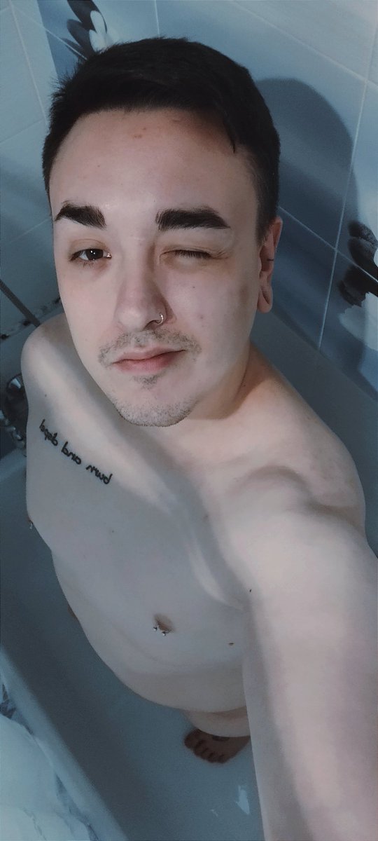 psinadruid's tweet photo. И у меня появился твиттер без vpn (канал в телеге). Кому надо, тот напишет, остальным - с пониманием. 
Пухлый #нюдсочетверг в ванне Джун (без Джун) для отпугивания неподготовленных. https://t.co/XLUceyOBqa