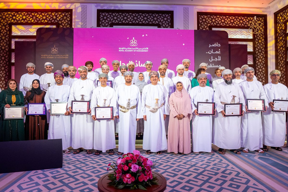 KHaribi's tweet photo. بالبركة بالتوفيق لأصدقائي وألمع عقول البلد والعالم 🌍 على تخرجهم 🎓 من برنامج #معا -القيادات التنفيذية بالقطاعين العام والخاص:
@lamyaharub @Abdullah_AlAbri @AishaAlSaifi1 @OTaxi_Oman @alfadhal77
ولجميع الخريجين من زملائهم النابغين 🙌🏽
#nclp https://t.co/Zy7vX2w0Zl