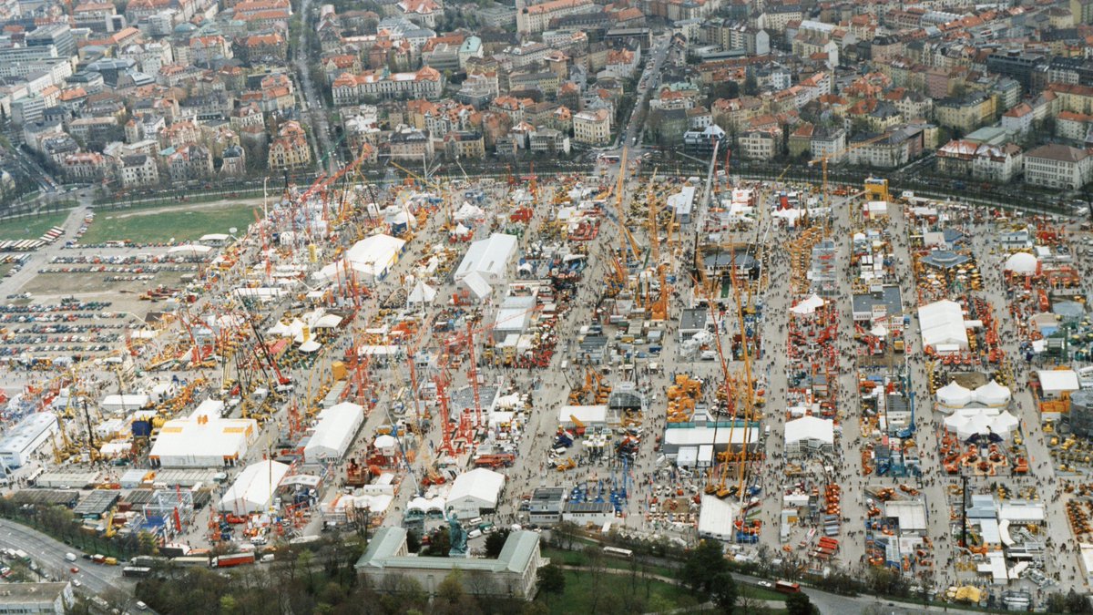 #liebherrfans did you know that the #bauma trade fair used to take place at #munich’s Theresienwiese, the home of the world famous #oktoberfest?💡 Take a journey with us back to the year 1995! #throwbackthursday #liebherr #liebherrhistory #throwback