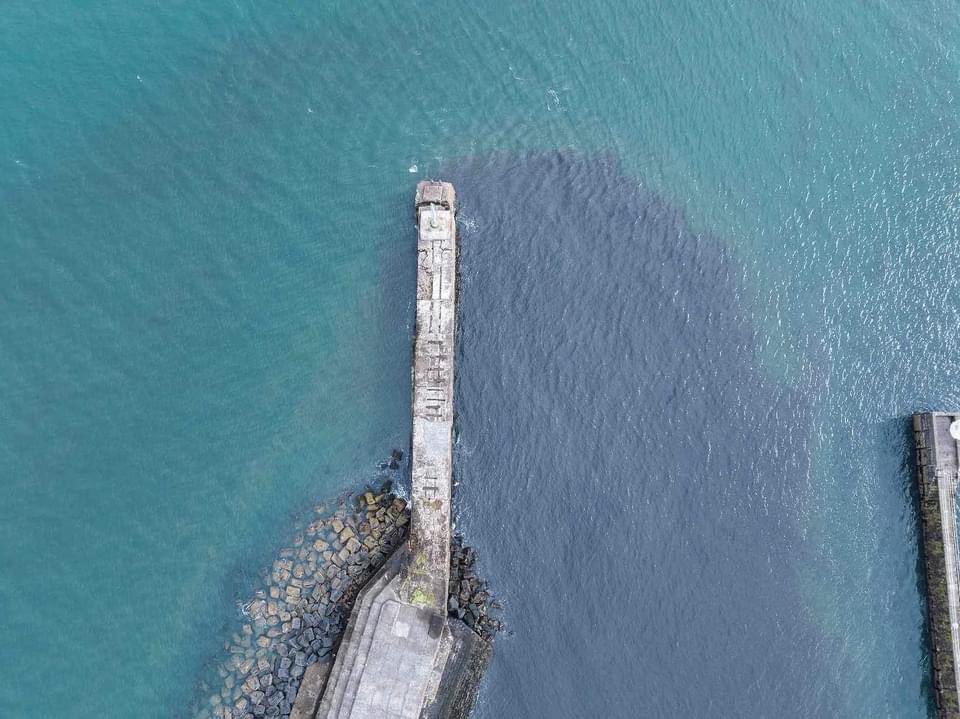 LukeTongue's tweet photo. This is happening right now at my local surf spot super close to the shore (Northumberland). “Ah don’t worry we’ve done a survey everything will wash away north out to sea” evidently not! It’s washed all the toxic sludge back into the harbour and bay @sascampaigns @N_landCouncil https://t.co/bS1JYlSdYE