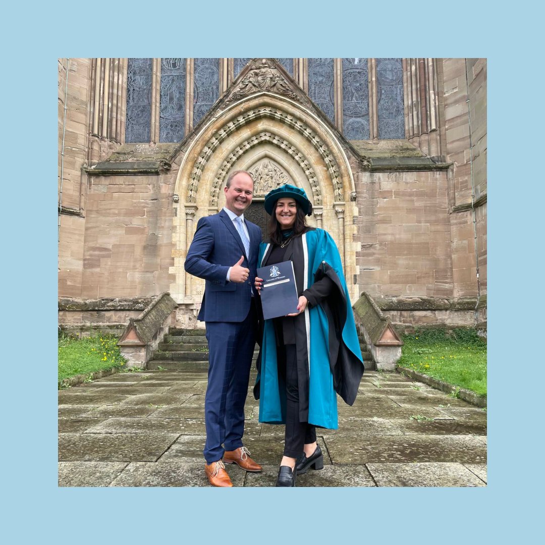 bluecue_de's tweet photo. Unsere Teamkollegin @IngaKnoche darf sich zwar schon seit Januar "Doktor" nennen, aber diesen Monat fand nun die jährliche Feierlichkeit der @worcester_uni für die Absolventen statt. 
Herzlichen Glückwunsch zu dieser Spitzenleistung! 💙

#bluecue #digitalstrategies #promotion https://t.co/GNbgz2FRRZ