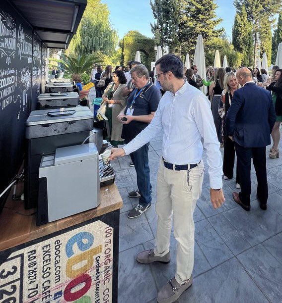 eboca's tweet image. ¡Nos encanta! Los asistentes al 56 Congreso Internacional @Aedipe disfrutan ya de nuestros #CoffeeCorner ¡además aprenden con los vasos #AragonesParaForanos de @J_A_Bernal!