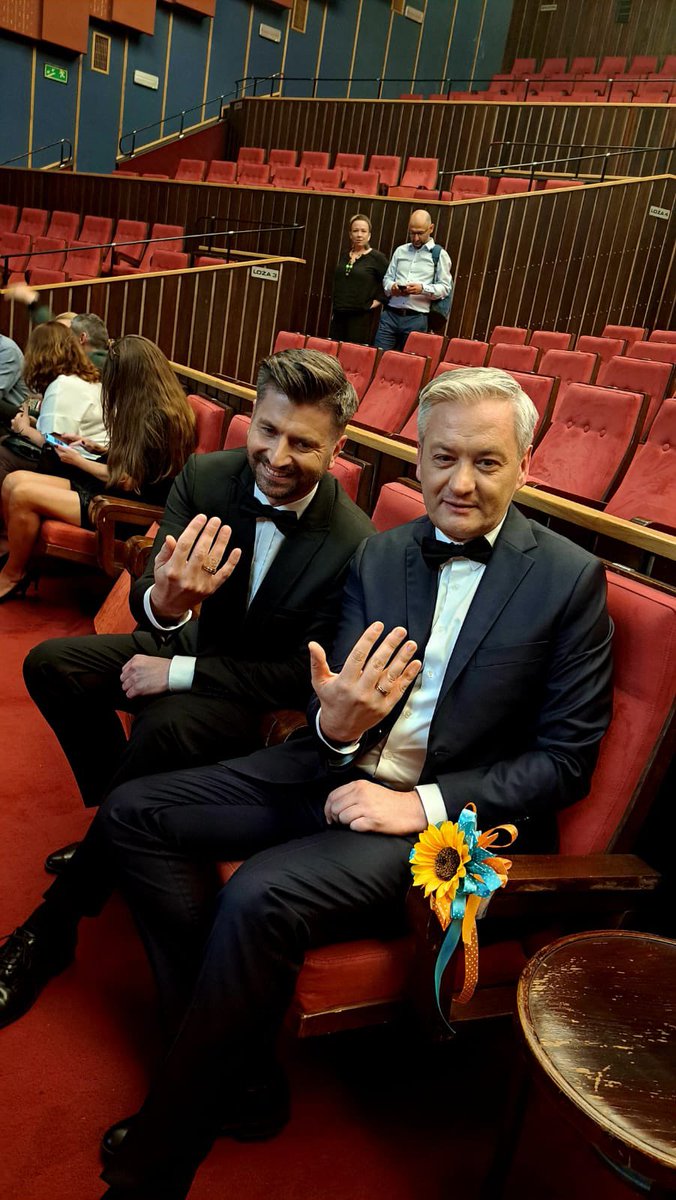 K_Smiszek's tweet photo. Co to był za ślub!!
Z setkami widzów celebrującymi z nami to co w życiu najpiękniejsze. 
❤️MIŁOŚĆ❤️
Były i nerwy i emocje.
Ale był i gniew, że w 2023 roku, w środku Europy, dwoje kochających się ludzi nie jest widzianych przez swoje państwo.
Możemy to zmienić już 15 października! https://t.co/kfS6sg03u2