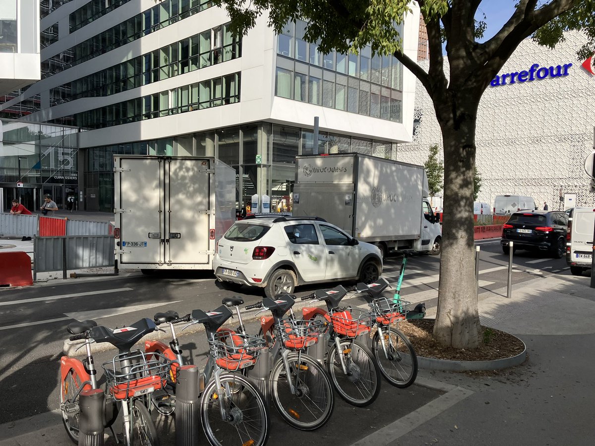A force de ne pas verbaliser on atteint des sommets rue des Cuirassiers !
<a href="/grandlyon/">Métropole de Lyon</a> <a href="/Mairie3Lyon/">Mairie du 3e Lyon</a> <a href="/prefetrhone/">Préfète de région Auvergne-Rhône-Alpes et du Rhône</a> vous pouvez passer TOUS les matins vous ferez un pognon de dingue !!!