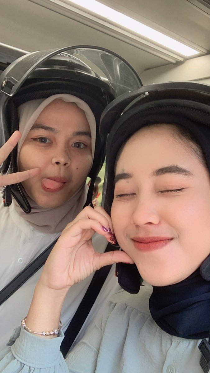 Sanendea's tweet photo. @yanaaya__ @vesicaafellea sengaja dipake terus cause malaes bawa bawa https://t.co/c6MoBzsBRd