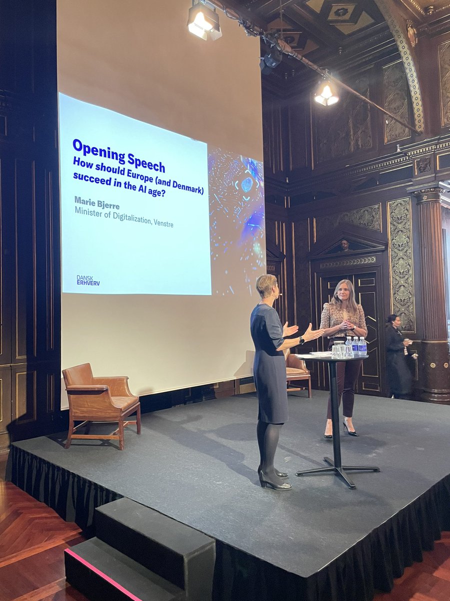 Digitaliseringsminister @marie_bjerre åbnede @DanskErhverv’s konference om kunstig intelligens med en tale og Q&A om regeringens ambitioner for teknologien #kunstigintelligens  #digitalisering