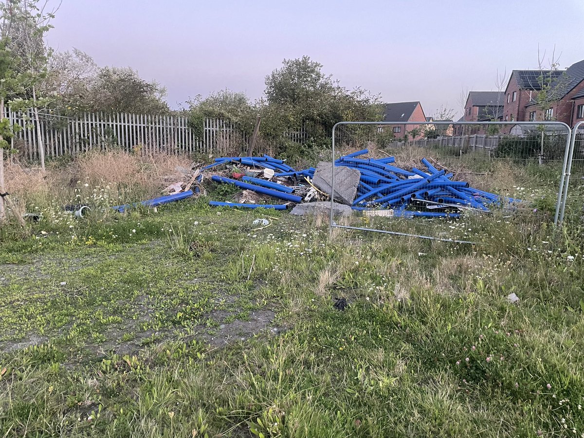Kenn_Kniff's tweet photo. @VOGCouncil Can the enforcement team advise what the outcome of this waste accumulation is? The 21 day advice has lapsed 🤔 https://t.co/B17JkUf4Q8