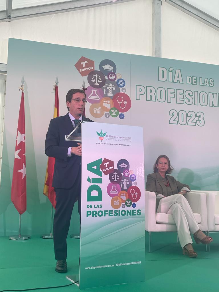 AAlonsoBernal's tweet photo. Asistiendo a la inauguración del Día de las Profesiones, organizado por Unión Interprofesional de la Comunidad de Madrid;durante el día de hoy y hasta las 19h,más de 40 standa de Colegios Profesionales estarán esperando a nuestros estudiantes de 4 ESO y Bachillerato. https://t.co/iRFRURh2Wf