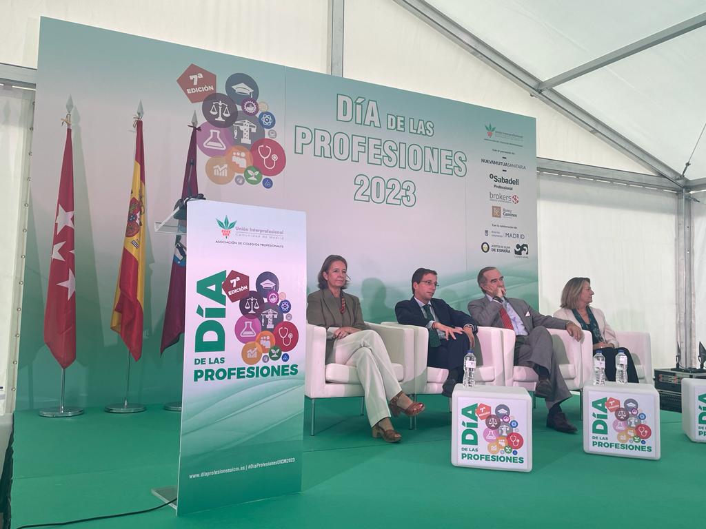 AAlonsoBernal's tweet photo. Asistiendo a la inauguración del Día de las Profesiones, organizado por Unión Interprofesional de la Comunidad de Madrid;durante el día de hoy y hasta las 19h,más de 40 standa de Colegios Profesionales estarán esperando a nuestros estudiantes de 4 ESO y Bachillerato. https://t.co/iRFRURh2Wf
