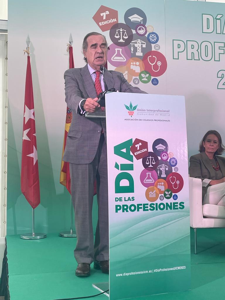 AAlonsoBernal's tweet photo. Asistiendo a la inauguración del Día de las Profesiones, organizado por Unión Interprofesional de la Comunidad de Madrid;durante el día de hoy y hasta las 19h,más de 40 standa de Colegios Profesionales estarán esperando a nuestros estudiantes de 4 ESO y Bachillerato. https://t.co/iRFRURh2Wf