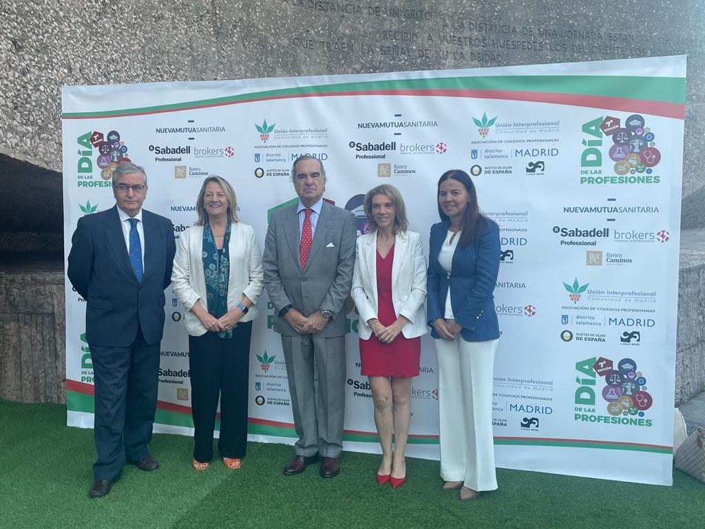 AAlonsoBernal's tweet photo. Asistiendo a la inauguración del Día de las Profesiones, organizado por Unión Interprofesional de la Comunidad de Madrid;durante el día de hoy y hasta las 19h,más de 40 standa de Colegios Profesionales estarán esperando a nuestros estudiantes de 4 ESO y Bachillerato. https://t.co/iRFRURh2Wf