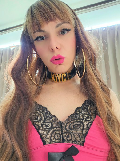 Some daddies like it when I put on extra thick lipstick because it makes me look not very smart 🤭 https://t