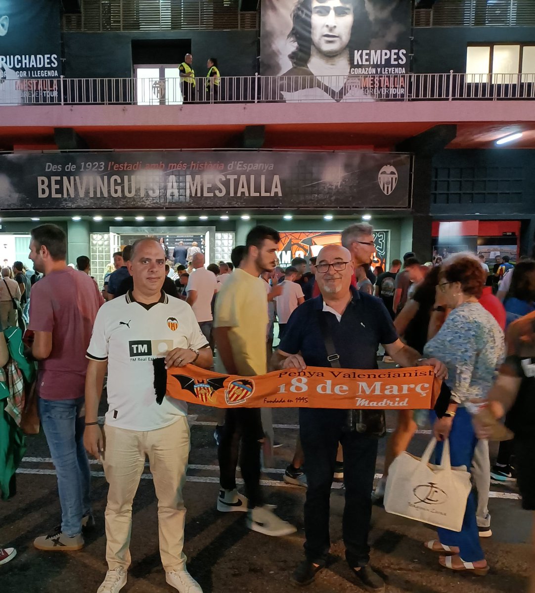 PV18MarzoMadrid's tweet photo. Ayer no pudo ser, el esfuerzo del equipo mereció mejor resultado. La plantilla es corta y eso se lo debemos al incompetente de Corona y a Peter Lim. Seguiremos animando desde la Meseta y Mestalla.
#LimGoHome
#libertadvcf https://t.co/zbbtQprjVA