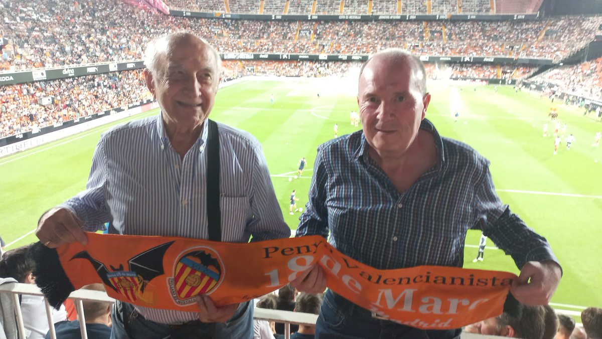 PV18MarzoMadrid's tweet photo. Ayer no pudo ser, el esfuerzo del equipo mereció mejor resultado. La plantilla es corta y eso se lo debemos al incompetente de Corona y a Peter Lim. Seguiremos animando desde la Meseta y Mestalla.
#LimGoHome
#libertadvcf https://t.co/zbbtQprjVA