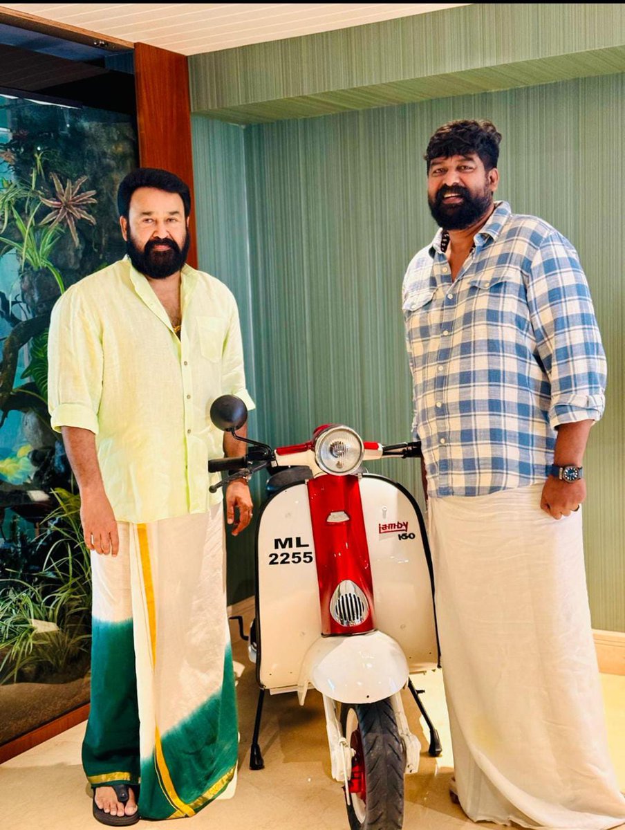 MohanlalMFC's tweet photo. Joju george With Lalettan ❤️❤️

#Mohanlal @Mohanlal https://t.co/sL28GBwO0J