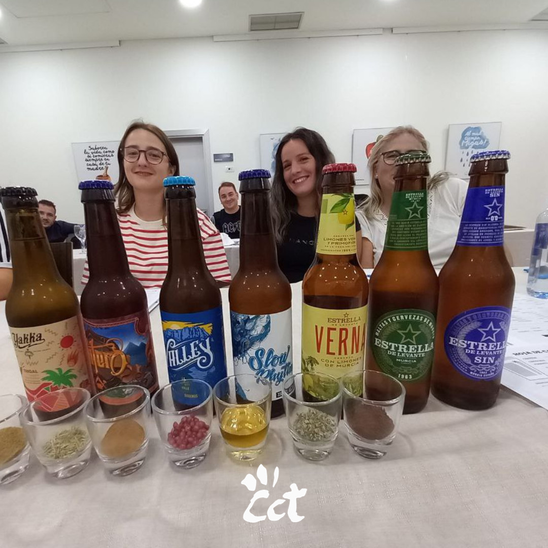 cctmurcia's tweet photo. 🍻📸 ¡Nos encanta compartir momentos de aprendizaje y diversión!  

🍺  Nuestros alumnos descubrieron las cervezas locales a través del curso "Cervezas made in Murcia" impartido por Ángela Marulanda. 

#CCTMurcia #SoyCCT https://t.co/Rjod0nqkI3