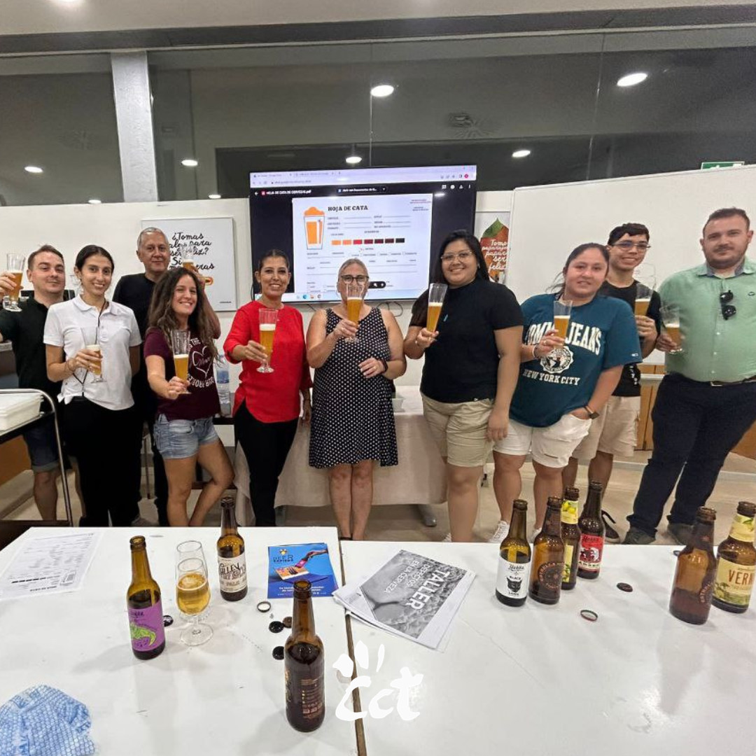 cctmurcia's tweet photo. 🍻📸 ¡Nos encanta compartir momentos de aprendizaje y diversión!  

🍺  Nuestros alumnos descubrieron las cervezas locales a través del curso "Cervezas made in Murcia" impartido por Ángela Marulanda. 

#CCTMurcia #SoyCCT https://t.co/Rjod0nqkI3
