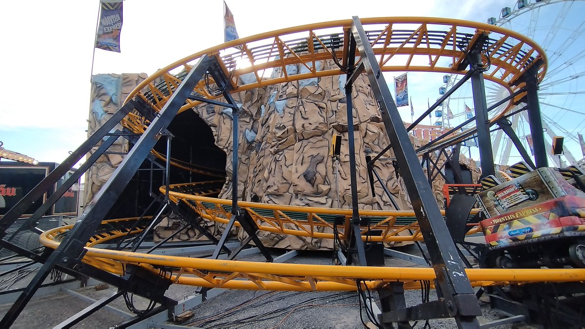 AcidWear's tweet photo. #Cannstatervolksfest #Stuttgart #rollercoaster #coastercount https://t.co/ZUpZq2Kax4