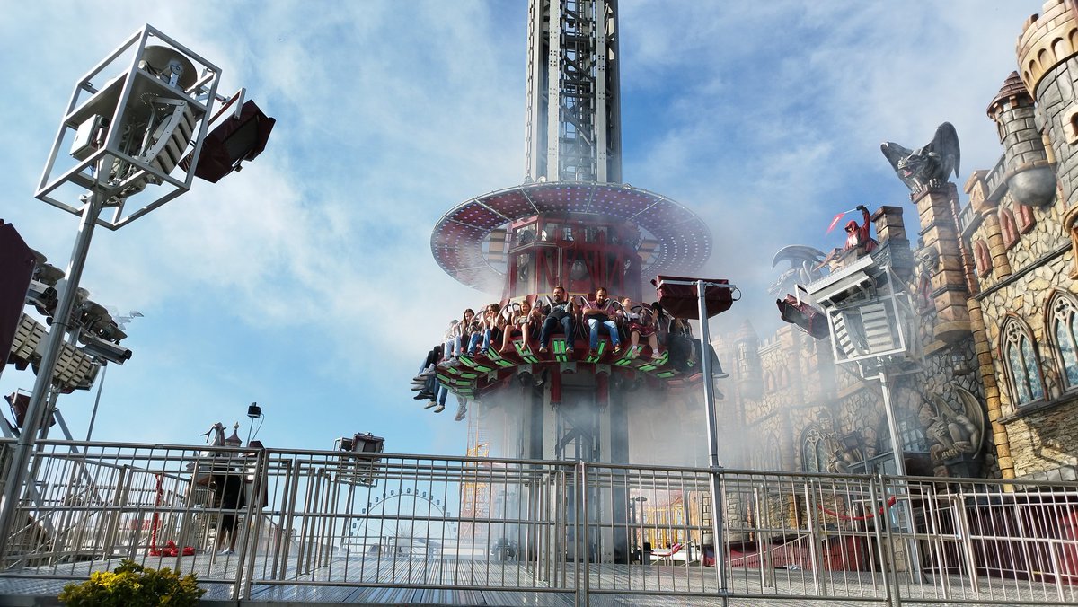 AcidWear's tweet photo. #Cannstatervolksfest #Stuttgart #rollercoaster #coastercount https://t.co/ZUpZq2Kax4