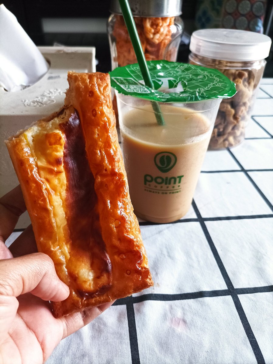 jalanpiknik's tweet photo. 2 hal yang paling aku suka kalo ke @Indomaret yaitu kopinya @pointcoffeeid dan pastry @SAYBREAD nya.. Eh sama diskonan buah juga sih 🤣😍 https://t.co/PZ3Ia0DeYN