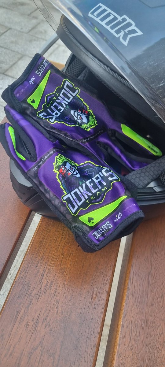 Por falta de tiempo no puedo usar los guantes en el volante
Pero para la moto me van muy bien. <a href="/Jokers_eTeam/">Joker's e-Team</a> para siempre !
