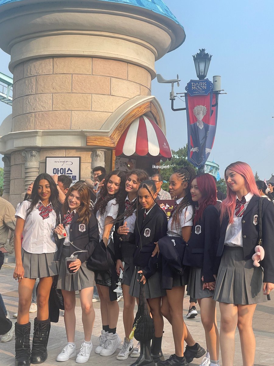 moonandenhypen's tweet photo. ENGENE spotted the girls from Dream Academy @dreamacademyhq today at Lotte World Dark Moon with ENHYPEN. They are also wearing the school uniform at Decelis Academy inspired by the webtoon. 

Today, ENHYPEN will perform at Lotte World for LOTTE WORLD X ENHYPEN. 

#DARKMOON_LOTTEWORLD #ENHYPEN
#DARKMOON_THEBLOODALTAR
