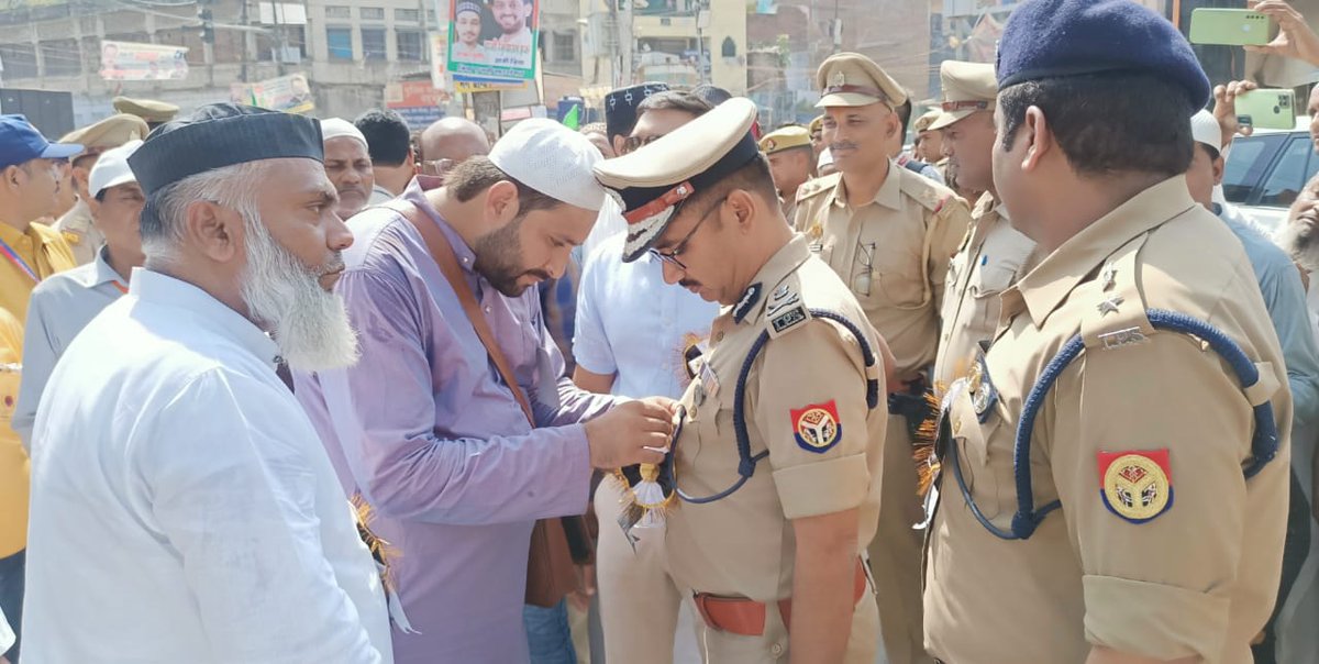 kanpurnagarpol's tweet photo. ईद मिलादुन्नबी के अवसर पर निकाले जाने वाले जुलूस-ए-मोहम्मदी को परेड स्थित सद्भावना पुलिस चौकी पर पुलिस आयुक्त डॉ.आर.के.स्वर्णकार ने झंडी दिखाकर रवाना किया इस मौके पर डीएम विशाख जी, जेसीपी आनंद प्रकाश तिवारी व धर्मगुरुओं के साथ ही आयोजन कमेटी के प्रमुख सदस्य उपस्थित रहे। @Uppolice https://t.co/xdhdSQJgLT