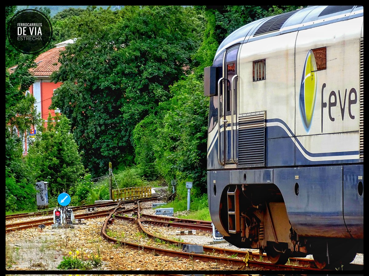 ffccviaestrecha's tweet photo. La 1910 a cabeza del Transcantábrico Gran Lujo en Llanes.
#ferrocarrilesdeviaestrecha #feve #renfe #renfeviajeros #renfetrenesturisticos #renfeanchometrico #anchometrico #adif #adifanchometrico #viaestrecha #trenesconencato #trenesdelujo #trenesturisticosdelujo #llanes https://t.co/NJ5GBu4cda