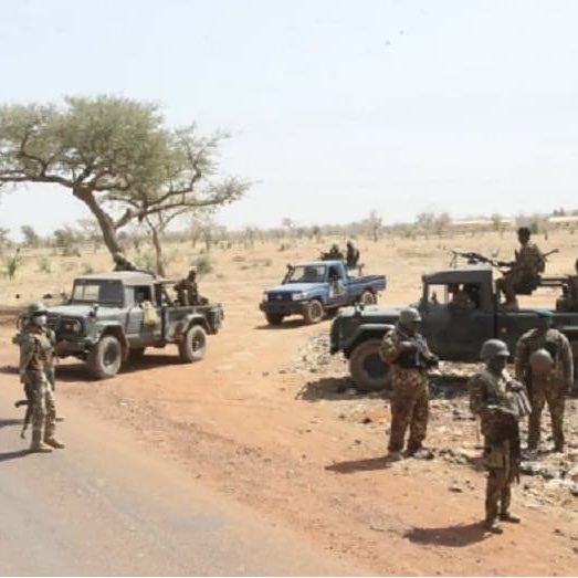 CheickIbtidiani's tweet photo. 📍#Mali |  Attaque terroriste déjoue à #Mourdiah

Ce mercredi  27/09, aux environs de 20 h 00, les FAMa du poste de #Mourdiah ont déjoué des tentatives d'#attaque dans l'emprise. Les terroristes ayant enregistré des #pertes dans leur rang tentent de récupérer les victimes avec des tirs de harcèlement. Situation sous contrôle.

#MaliFort et #MaliUnis 
#Nous_sommes_le_Mali 🇲🇱
#Les_FAMas_notre_Fierté ✊🏿
#vaincre_le_terrorisme_ensemble 🇲🇱🇳🇪🇧🇫✌🏿
#GatsaGatsa🇸🇳