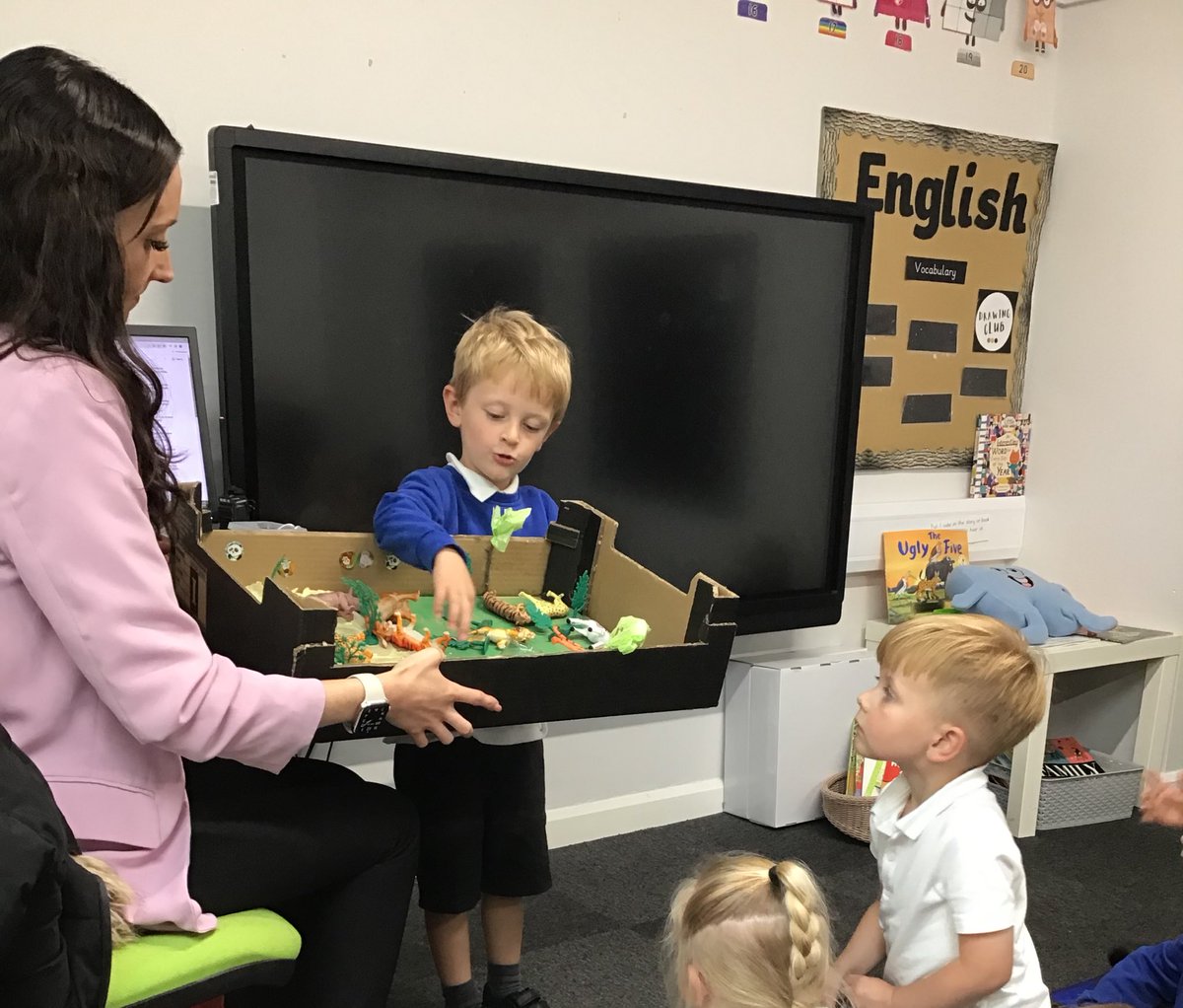 grimoldby_2's tweet photo. Amazing jungle scenes for our project homework this week! 🐅 🦁 🦒 🌴 #jungleexplorers #creativity #determination #inspiration #happiness #unity https://t.co/c9cUmW42AE
