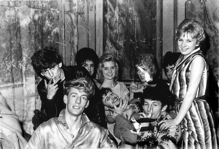 carlosgvizcaino's tweet photo. Recordando hoy a #RoryStorm. Encontrado muerto junto con su madre, este día en 1972.
La causa de ambas muertes se consideró sobredosis accidentales de alcohol y drogas. Su grupo The Hurricanes era popular en Liverpool y su baterista era #RingoStarr antes de unirse a #TheBeatles. https://t.co/gAk1GhPgCK