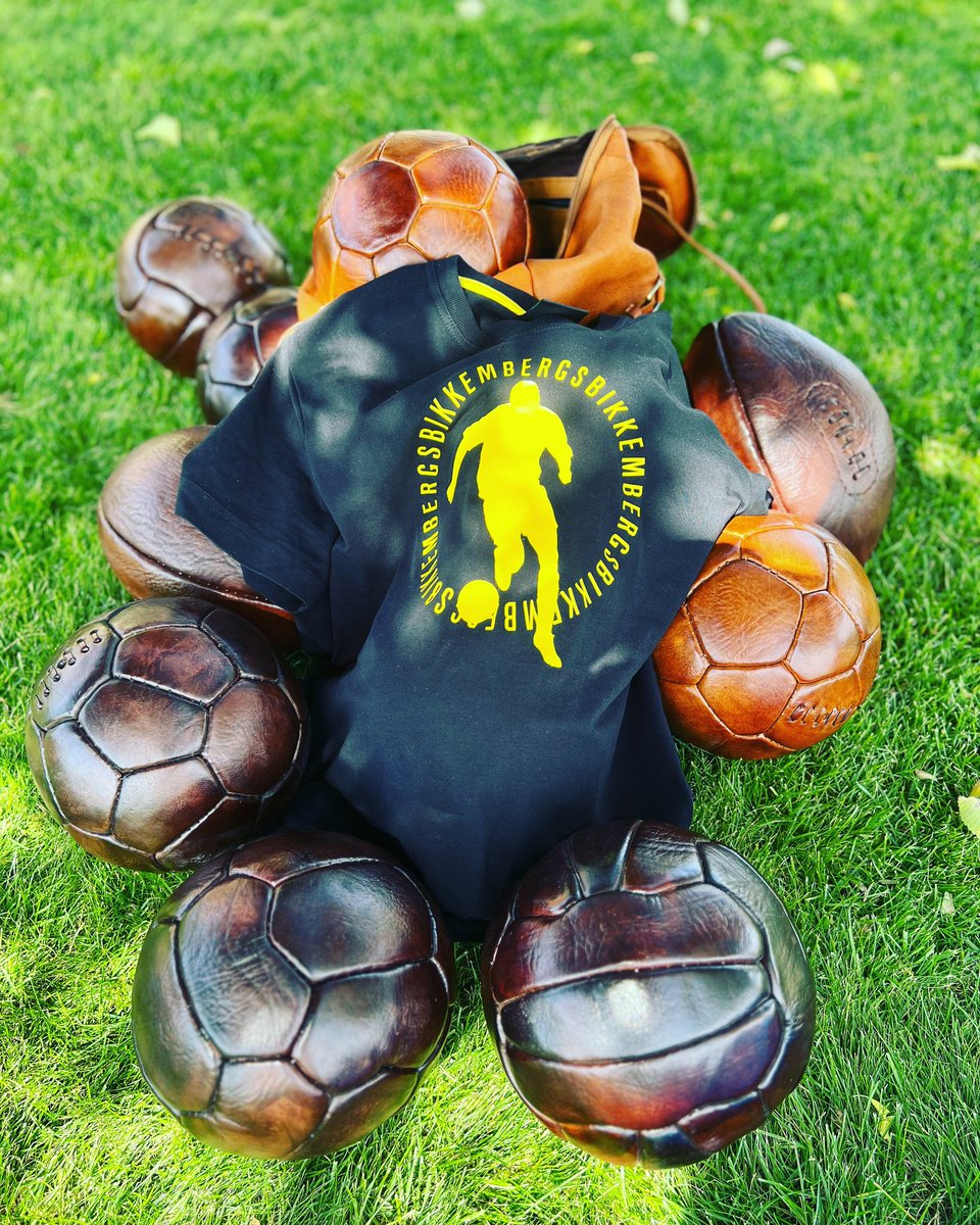 RetroVintage32's tweet photo. Reflejando toda la pasión en una sola instantánea @DirkBikkembergs donde el juego, la calidad, la distinción, la elegancia, el refinamiento y la sutileza son nuestras señas de identidad ⚽️

#Fútbol #RetroVintage #DirkBikkembergs #RetroVintageFG32 #Piel #HechoAMano https://t.co/GDWkw2O0Ee