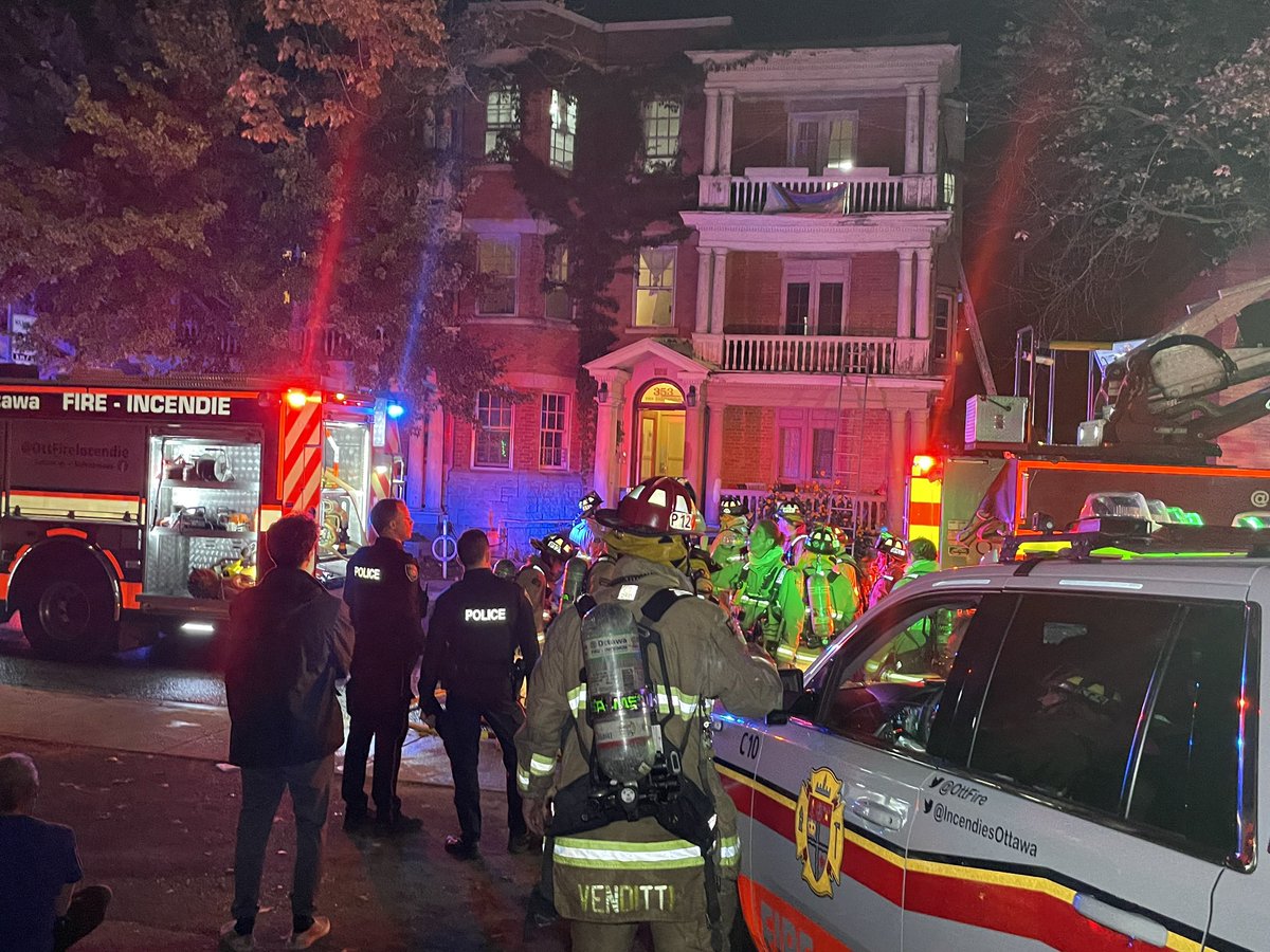 Cameradenuit2's tweet photo. 3h00 Ottawa 😞 
Les pompiers ont été appelés à se rendre à l’intersection de la rue Bank de la rue Frank. Pour un incendie dans un édifice à logements multiples malheureusement une personne a et transporter un arrêt Vous avez des photos ou des videos ? info@cameradenuit.ca https://t.co/0uvFYMsKNz