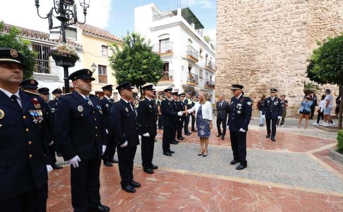 UEPAL1's tweet photo. Un año más, la Policia Local del @AytoMarbella celebra su patrón. Felicitamos a l@s compañer@s que, además de ser una parte necesaria y fundamental en la plantilla de nuestro Ayuntamiento, conforman un equipo humano repleto de profesionales que nos protegen. Felicidades #policia https://t.co/7Fi7Ka52Du