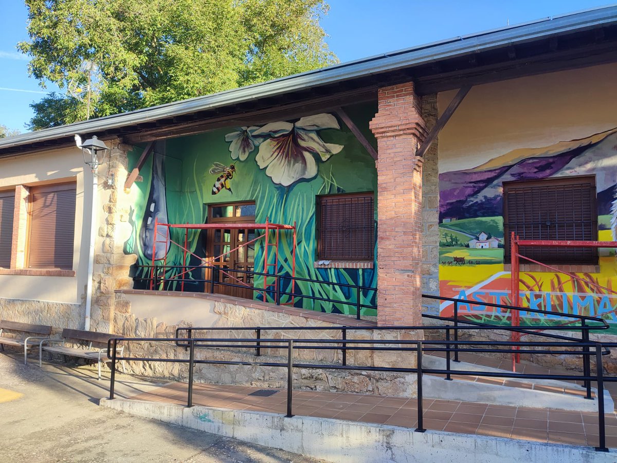 🖌 Últimos retoques al nuevo mural participativo del Centro Social del #concejo de Villaverde 👩‍🎨 <a href="/Iralekue/">Irantzu Lekue</a> 

🎨 Esku-hartze artistikoa #Villaverde kontzejuan

#Lagran <a href="/MontanAlavesa/">Cua. Montaña Alavesa</a> #Araba
#AsteKlima