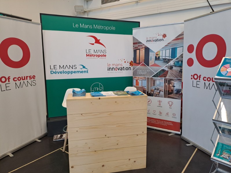 [ Le Mans Hydrogène ]

▶️Les 26 et 27 septembre, notre équipe était à Le Mans Hydrogène pour présenter les offres d’accompagnement de la technopole dédiées à la #mobilité et l'#énergie 💪, mais aussi pour transmettre une cartographie des formations de la filière #hydrogène👩‍🎓