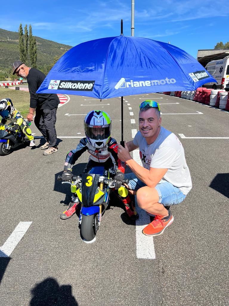 ArianeMotoMC's tweet photo. Gran cierre de temporada en El Pla de Sant Tirs con la Copa Catalana Promovelocitat E by Guaja Aventuras  Hugo Urbano se proclama campeón con doble victoria.
#Silkolene Apoyando a las nuevas generaciones de la Minivelocidad Eléctrica 👌🏼 https://t.co/alpORvqEsx