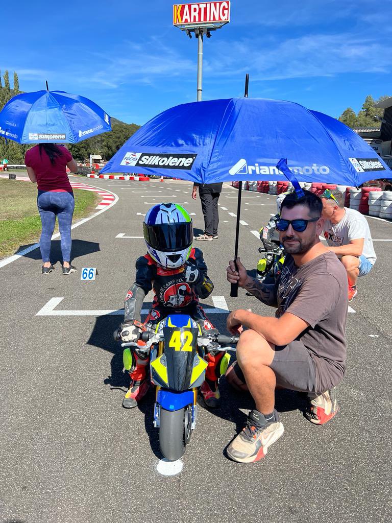 ArianeMotoMC's tweet photo. Gran cierre de temporada en El Pla de Sant Tirs con la Copa Catalana Promovelocitat E by Guaja Aventuras  Hugo Urbano se proclama campeón con doble victoria.
#Silkolene Apoyando a las nuevas generaciones de la Minivelocidad Eléctrica 👌🏼 https://t.co/alpORvqEsx