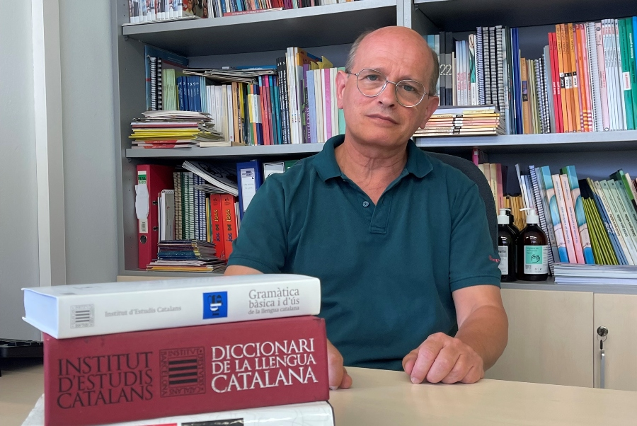 cpnlpobertes's tweet photo. “Quan una llengua té prestigi, crea més adeptes i és més fàcil que enganxi la gent”

Entrevista del @el3devuit al director del @cpnlpenedesgrf 

https://t.co/qHet5KUGmq https://t.co/p7P9DWccS2