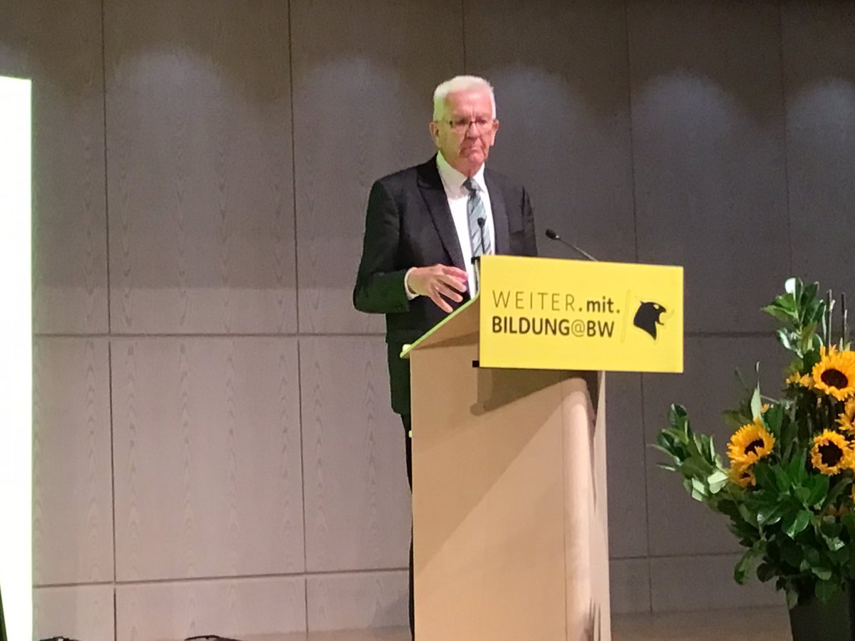 DocHantel's tweet image. Ministerpräsident Wilfried Kretschmann: „Lebenslanges Lernen wird zum Normalfall und den Spruch  &amp;gt;Was Hänschen nicht lernt, lernt Hans nimmermehr&amp;lt; muss man in die Tonne treten“ auf Tagung in Stuttgart mit Volkshochschulen und anderen