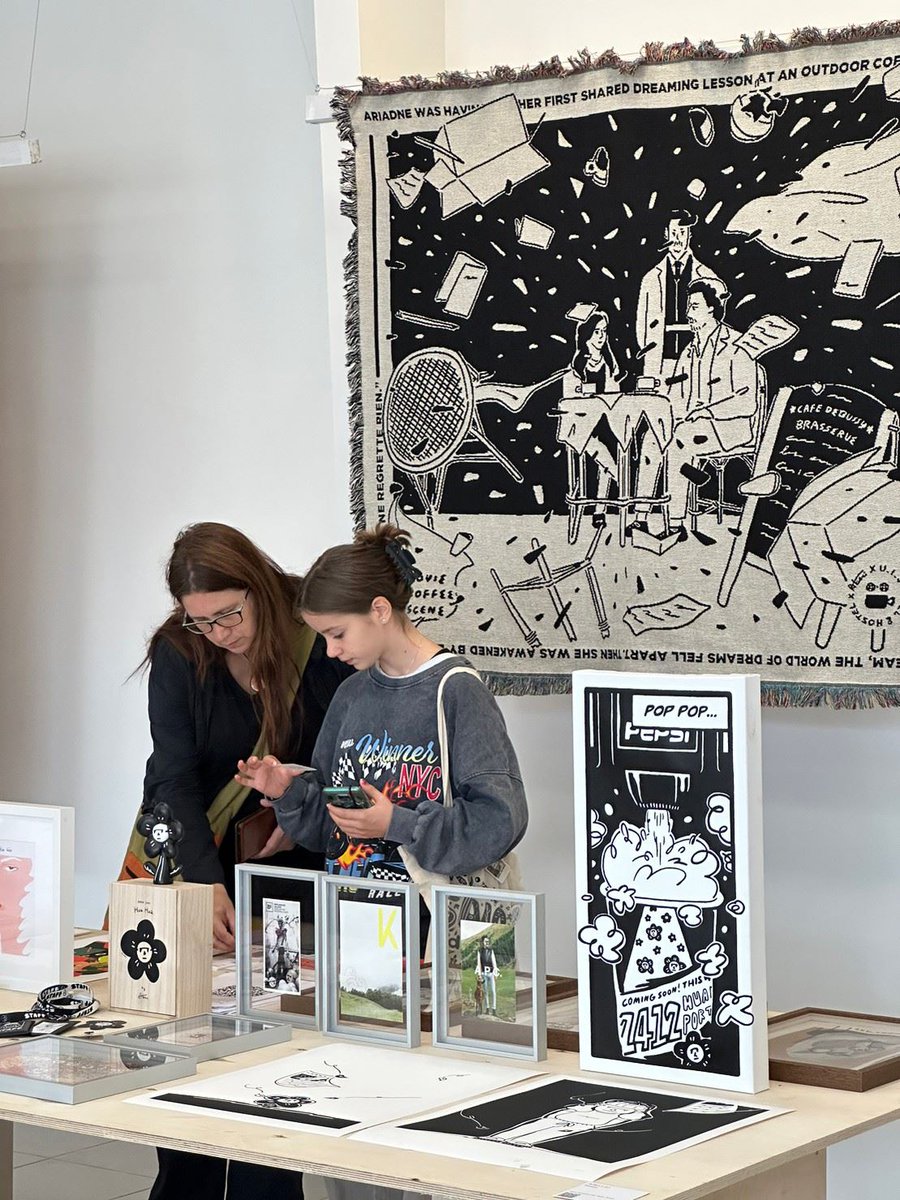 NOTICIASTaiwan's tweet photo. Las obras de tres destacados ilustradores de #Taiwán🇹🇼 se exhibieron en el Festival Internacional de Ilustración y Cómic (#LUSTR) en la República Checa🇨🇿, que tuvo lugar del 21 al 26 de septiembre. 📷@CulturalTaiwan https://t.co/RJmca2tx7T