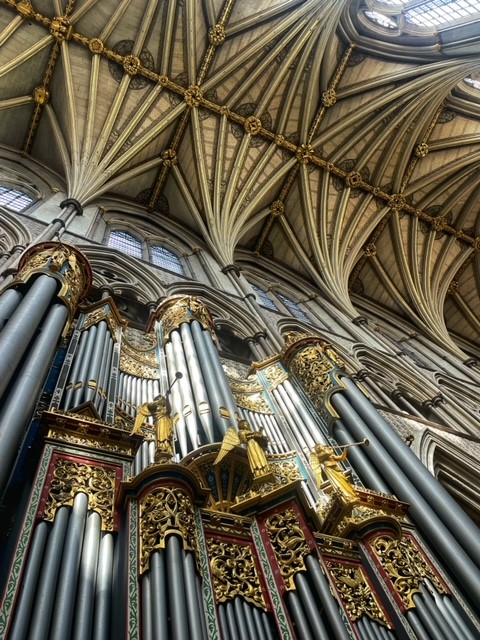 Our Organ Scholar Carolyn Craig will be giving a recital in the Abbey at 5pm on Sunday, playing music by Demessieux, Byrd and Elgar. Places are free and there's no need to book. Find out more: westminster-abbey.org/worship-music/…