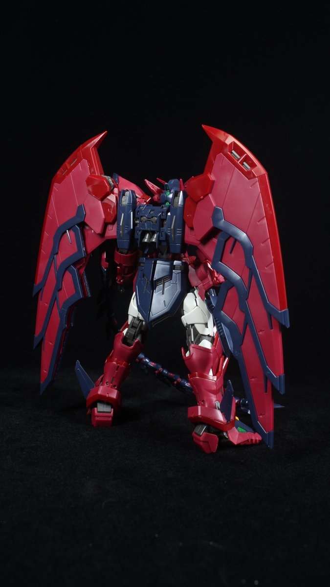 全身を撮影

かなりマッシブな本体ですが、バックパックを含めたシルエットになると丁度いい感じにまとまっているのがすてき

足元のクリアパーツが目をひいてオシャレですね